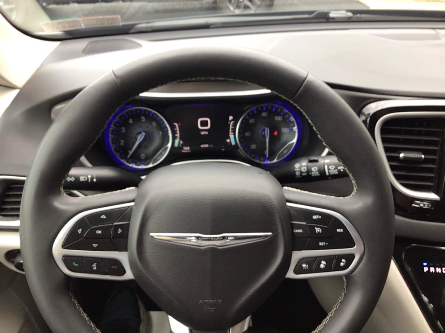 Certified 2024 Chrysler Pacifica Touring-L FWD image 10