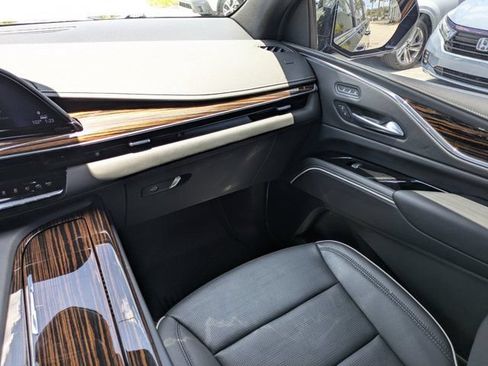 Used 2024 Cadillac Escalade ESV Premium Luxury AWD/4WD image 16