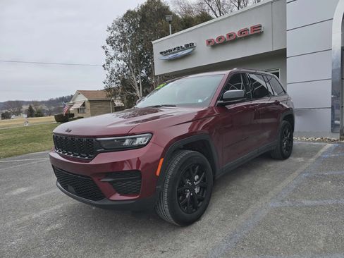 Used 2025 Jeep Grand Cherokee Altitude image 8