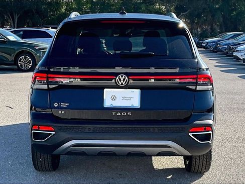 New 2026 Volkswagen Taos SE FWD image 6
