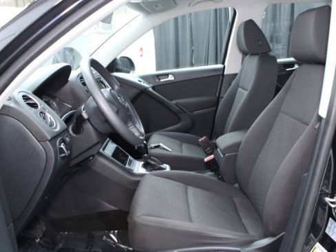 Used 2017 Volkswagen Tiguan Limited w/ Alloy Wheels Package image 10