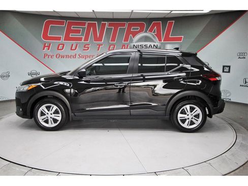 Used 2025 Nissan Kicks Play S image 3