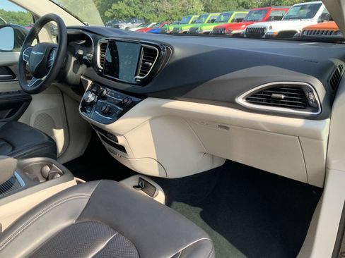 Used 2023 Chrysler Pacifica Touring-L FWD image 56