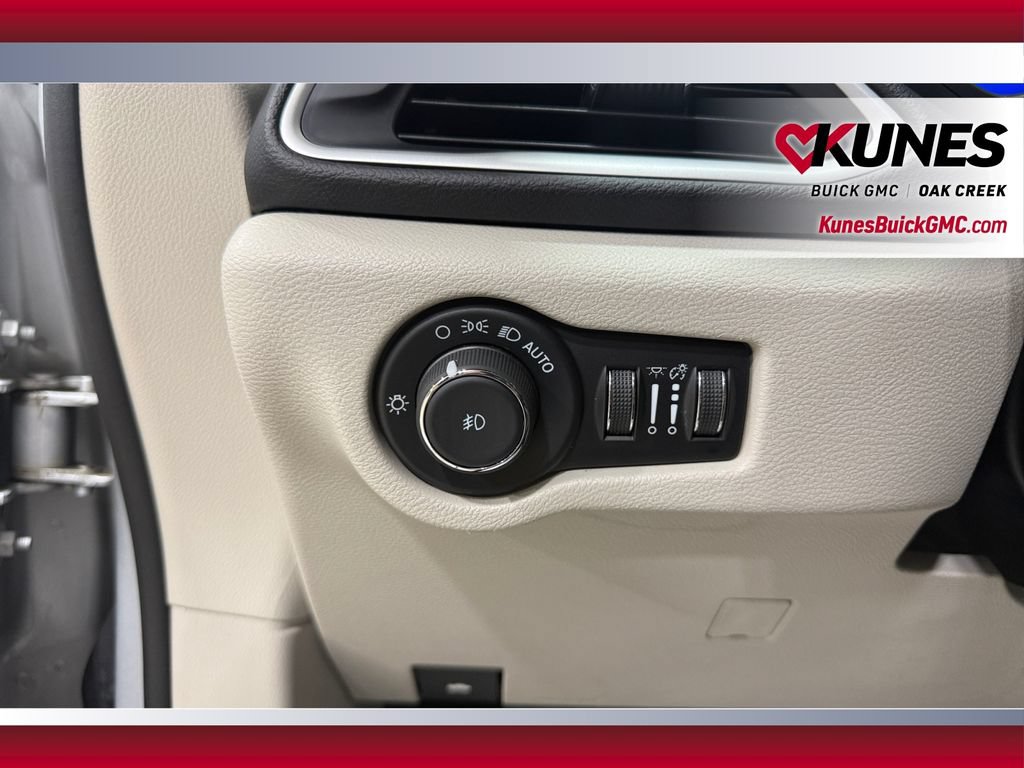 Used 2024 Chrysler Pacifica Touring-L FWD image 19