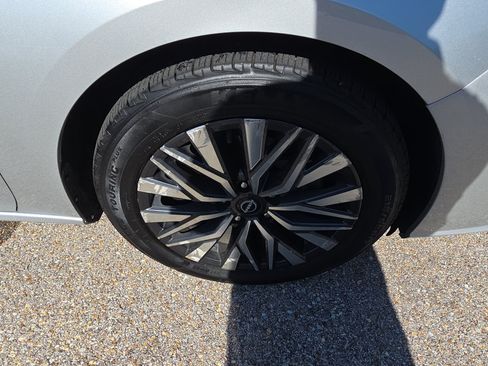 Used 2024 Nissan Altima 2.5 SV FWD image 10