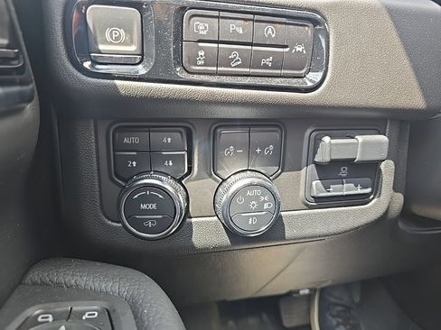 Used 2025 GMC Yukon Denali w/ Denali Reserve Package AWD/4WD image 31