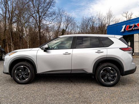 Used 2024 Nissan Rogue SV AWD/4WD image 3
