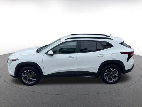 Used 2025 Chevrolet Trax LT FWD image 9