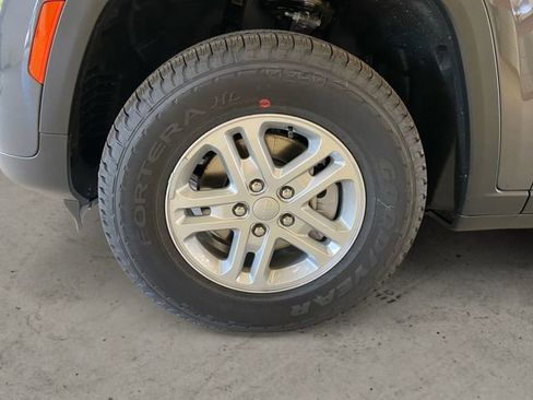 New 2025 Jeep Grand Cherokee Laredo image 15