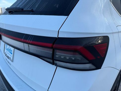 Used 2025 Volkswagen Taos SE w/ Panoramic Sunroof Package image 9