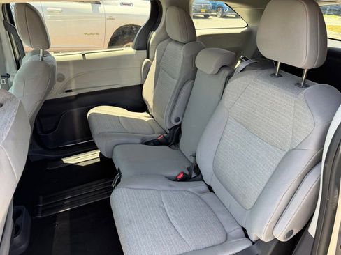 Used 2023 Toyota Sienna LE FWD image 5