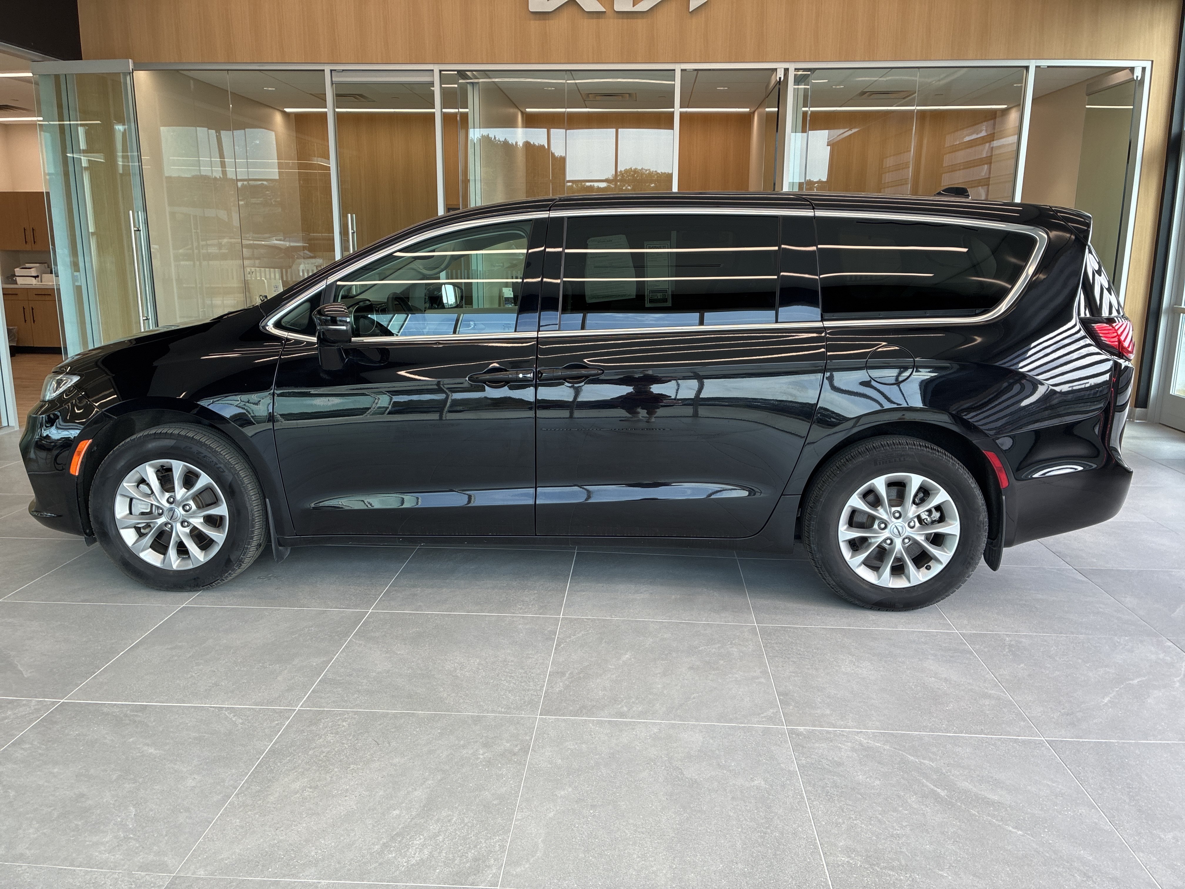 Certified 2024 Chrysler Pacifica Touring-L w/ Uconnect Theater Family Group AWD/4WD image 7