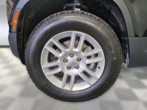 Used 2025 Land Rover Defender 90 S image 10