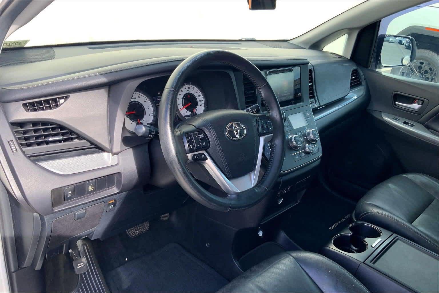 Used 2015 Toyota Sienna SE FWD image 2