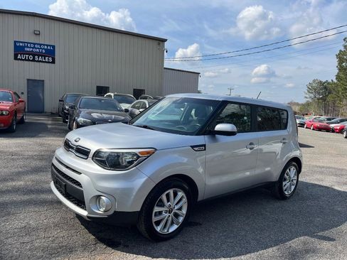 Used 2018 Kia Soul + image 1