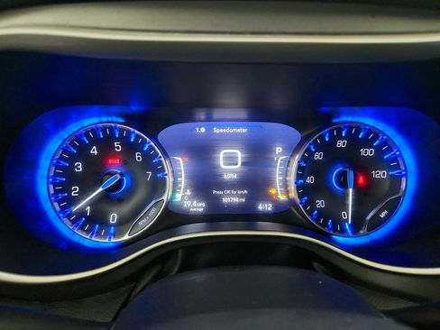 Used 2022 Chrysler Pacifica Touring-L FWD image 16