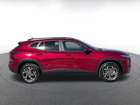 Used 2025 Chevrolet Trax LT w/ LT Convenience Package FWD image 16