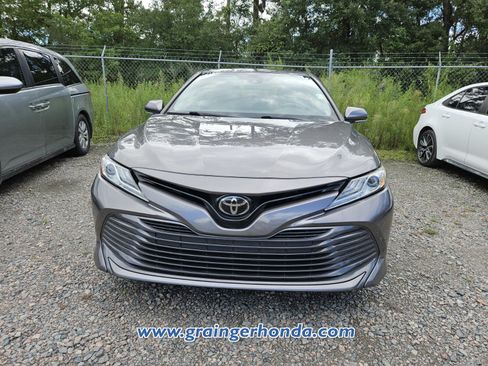 Used 2019 Toyota Camry XLE FWD image 3