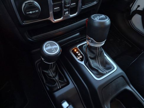 Used 2019 Jeep Wrangler Unlimited Sahara w/ Uconnect 4C Nav & Sound Group AWD/4WD image 30
