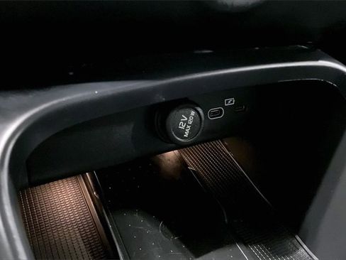 Certified 2024 Volvo XC40 B5 Core image 33