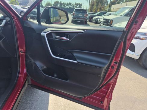 Used 2021 Toyota RAV4 XLE w/ Convenience Package FWD image 22