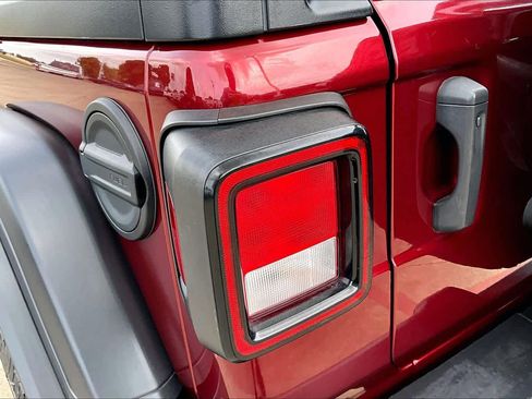 Used 2021 Jeep Wrangler Unlimited Rubicon w/ Xtreme Recon 35" Tire Package image 28