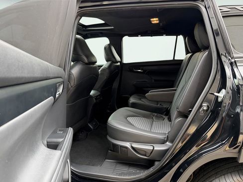 Used 2023 Toyota Highlander XSE FWD image 21
