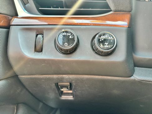 Used 2018 Cadillac Escalade ESV Premium Luxury AWD/4WD image 32