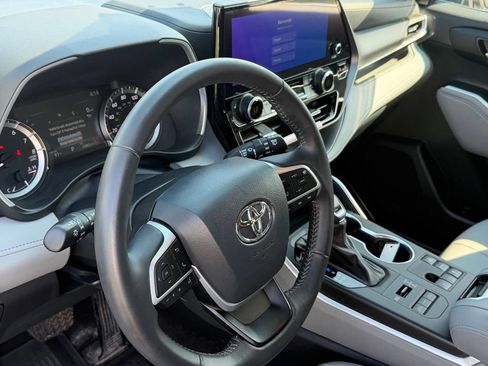 Used 2024 Toyota Highlander XLE AWD/4WD image 19