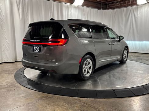 Used 2023 Chrysler Pacifica Limited FWD image 8
