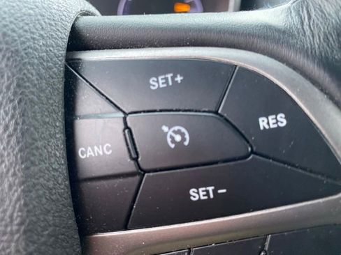 Used 2018 Jeep Grand Cherokee Laredo AWD/4WD image 18