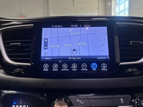 Used 2017 Chrysler Pacifica Touring-L FWD image 19