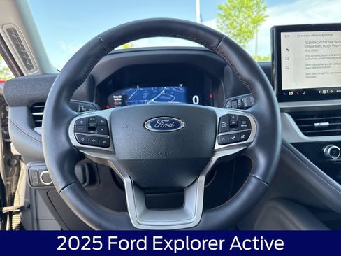 Used 2025 Ford Explorer Active AWD/4WD image 19