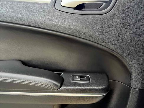 Used 2016 Chrysler 300 C image 16