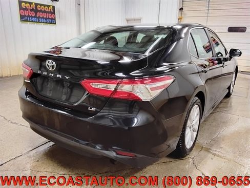 Used 2018 Toyota Camry LE image 3