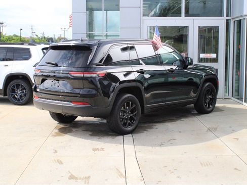 Used 2026 Jeep Grand Cherokee Altitude AWD/4WD image 6