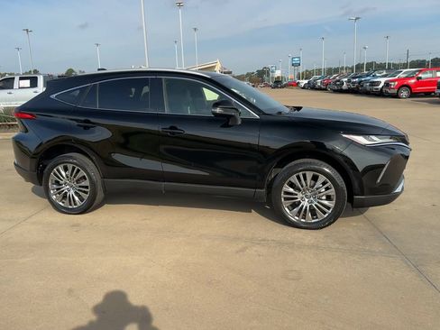 Used 2022 Toyota Venza XLE image 9