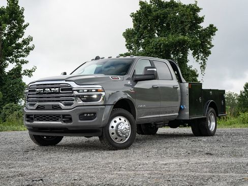 New 2026 RAM 4500 4x4 Crew Cab DRW w/ Laramie Trim Package image 2