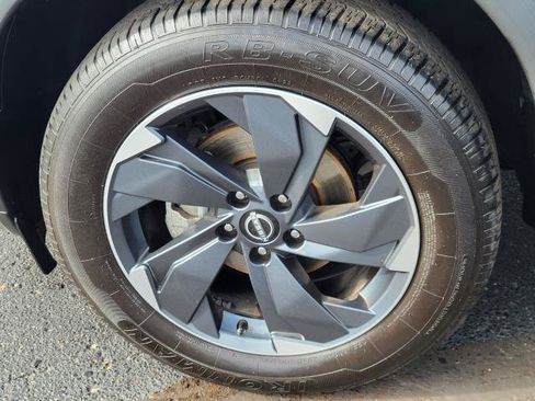 Used 2024 Nissan Rogue SV AWD/4WD image 5