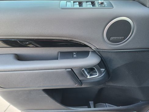 Used 2019 Land Rover Discovery SE image 22