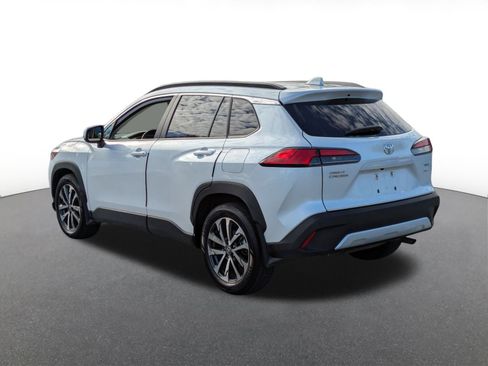 Used 2024 Toyota Corolla Cross XLE image 4