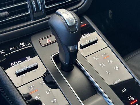 Used 2025 Porsche Macan AWD/4WD image 22