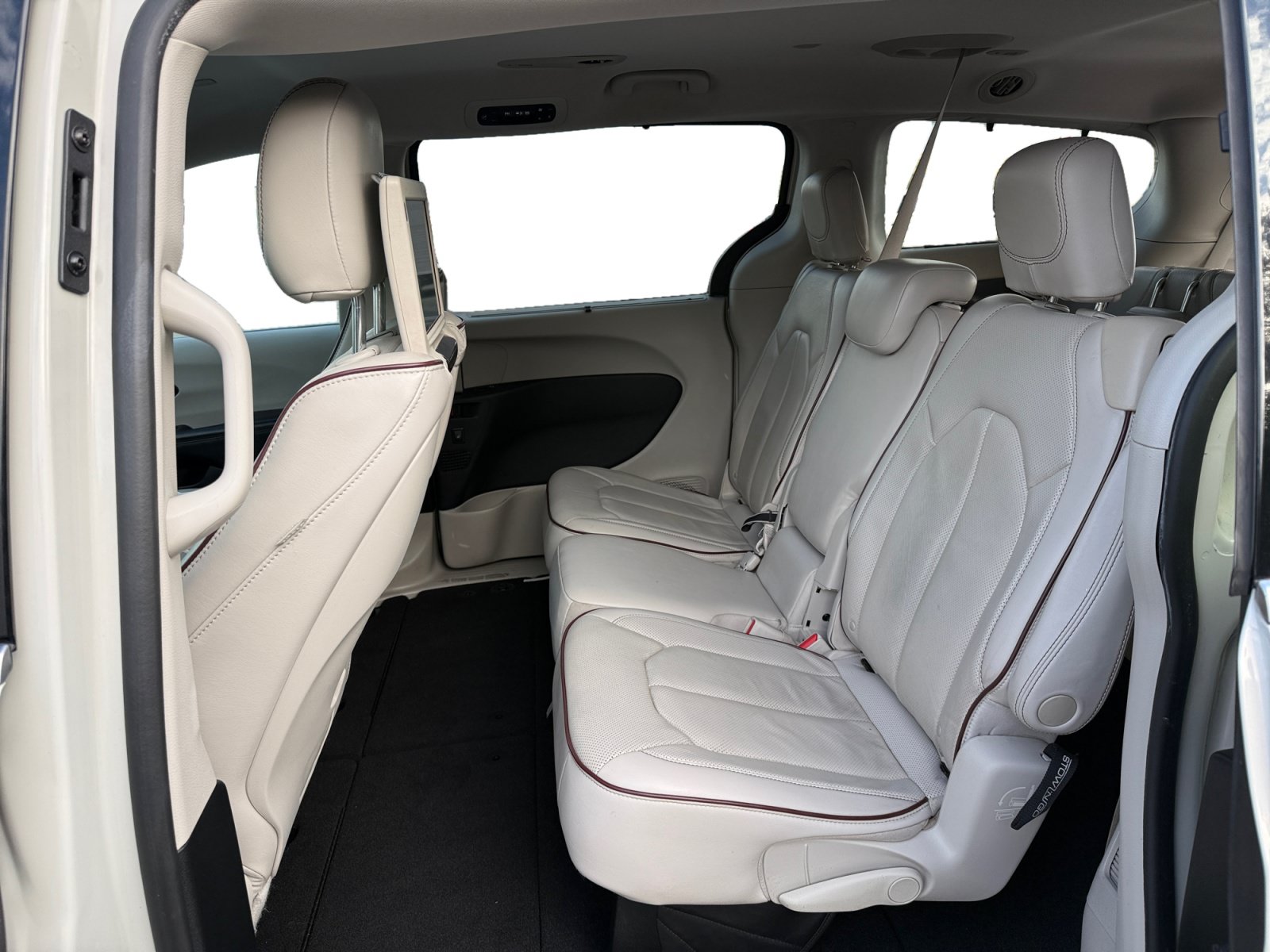 Used 2017 Chrysler Pacifica Limited FWD image 16