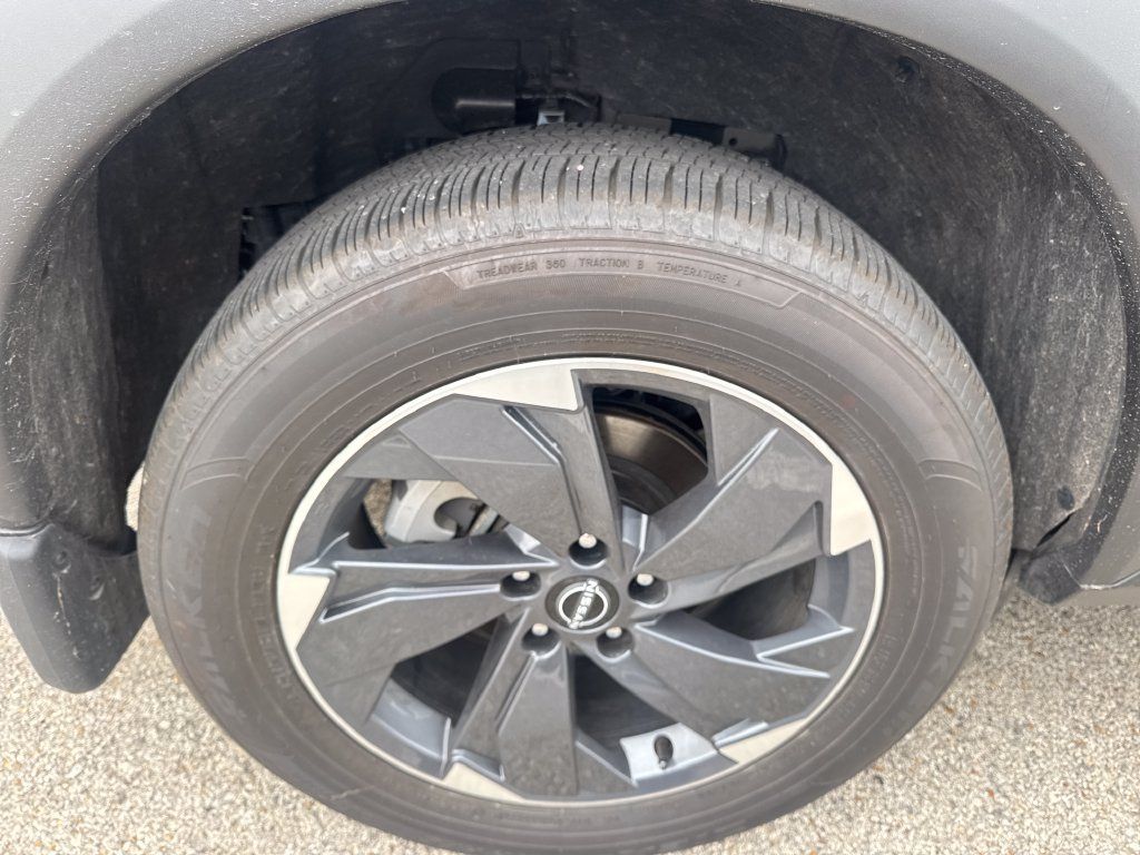 Used 2025 Nissan Rogue SV w/ SV Premium Package FWD image 4
