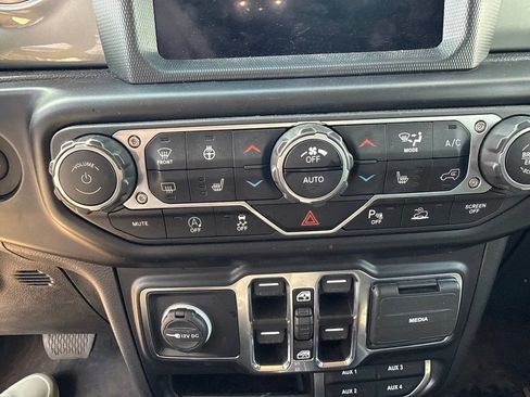 Used 2022 Jeep Gladiator Overland w/ Cold Weather Group AWD/4WD image 25