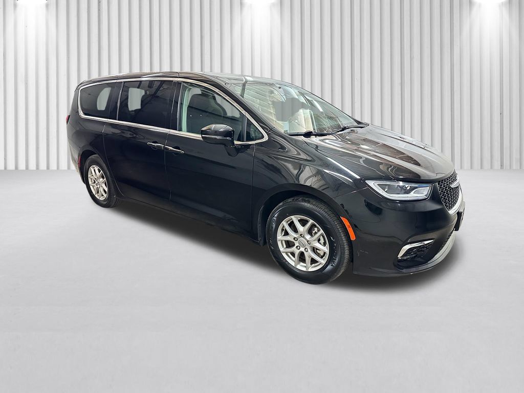 Used 2024 Chrysler Pacifica Touring-L FWD image 2