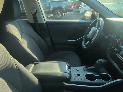 Used 2023 Toyota Highlander L FWD image 2