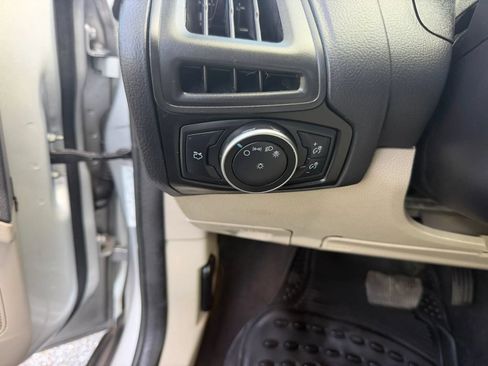 Used 2017 Ford Focus SE FWD image 31