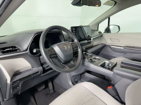 Used 2024 Toyota Sienna LE image 3
