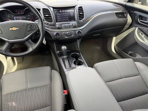 Used 2017 Chevrolet Impala LT w/ Convenience Package image 19